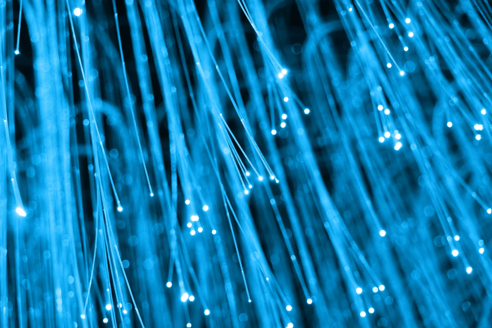 Karanlık zeminde parlayan mavi fiber optik kablolar — Sophos NDR ağ trafiği analizi